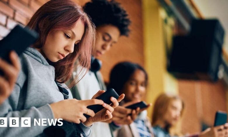 Phone bans in schools don’t help grades or health, study suggests Phone bans in schools don’t help grades or health, study suggests
